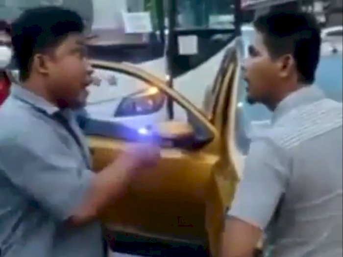 Viral Video Adu Jotos Sopir Bus VS Datsun Cross di Jalan, Berkelahi Akibat Saling Senggol