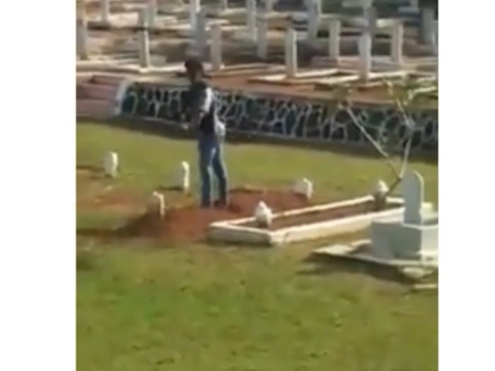 Viral Remaja Cowok Injak-injak Makam di Taman Makam Pahlawan, Temannya Sibuk Menertawakan