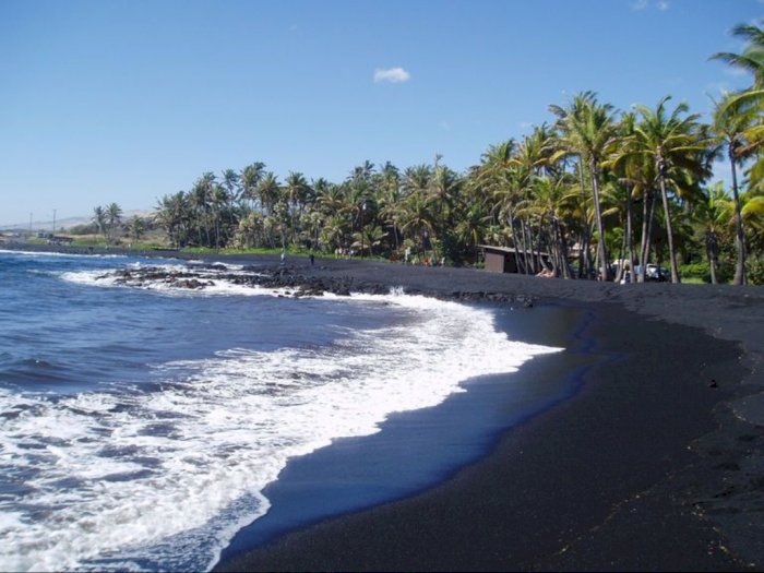 Menjelajah Pantai Pasir Hitam Punalu&#39;u di Hawaii | Indozone.id
