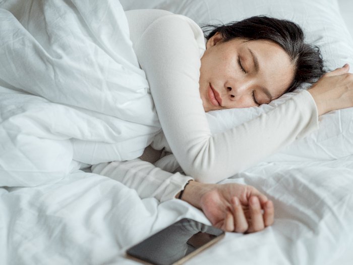 Tidur Menggunakan Sarung Bantal Sutra Bantu Memperbaiki Kulit, Rambut dan Kualitas Tidur