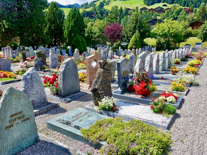 Tradisi dan Mitos Menaburkan Bunga di Atas Kuburan 