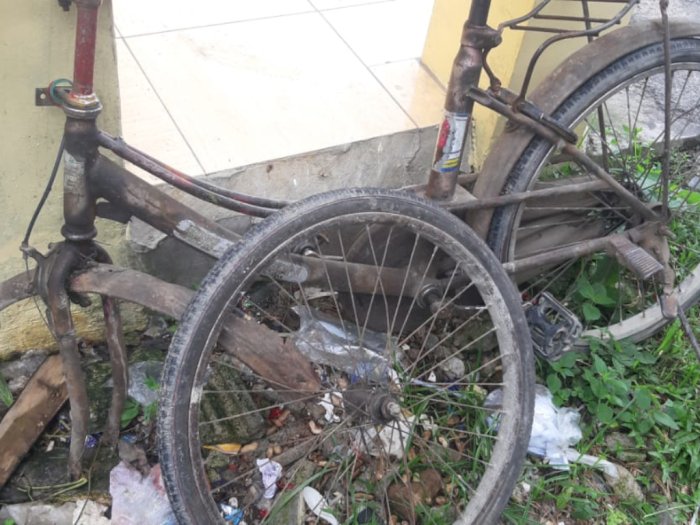 Diseruduk Motor, Pesepeda Ini Dilarikan ke Rumah Sakit, Sepedanya Pun Langsung Reyot