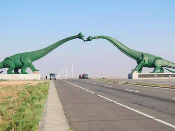 Kisah Patung Dinosaurus 'Berciuman' di Kota Erenhot Tiongkok