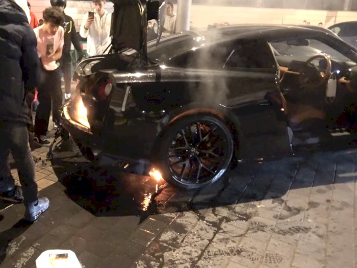 Ketika Mobil Nissan GT-R Mengeluarkan Api dan Terbakar di London Car Meet!