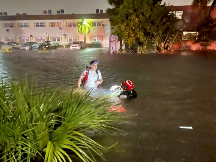 FOTO: Badai Tropis Eta Menyebabkan Banjir di Florida Selatan