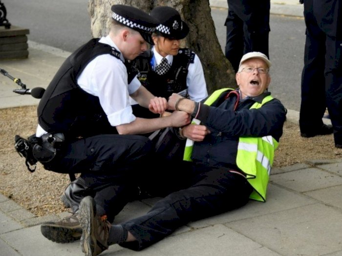 Tabrakan Mobil ke Kantor Polisi London dan Siap Nyalakan Api, Pria Inggris Ini Diamankan