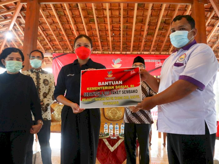 FOTO: Kemensos Salurkan Bansos Paket Sembako di Yogyakarta
