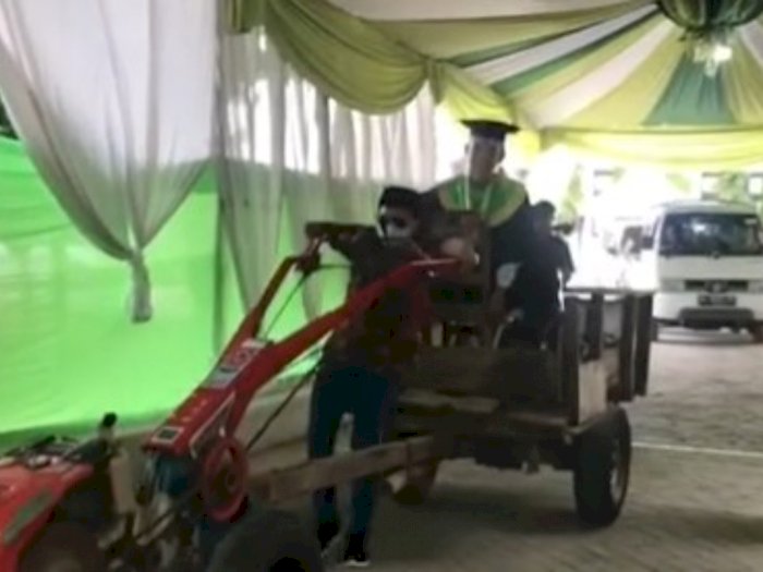 Mahasiswa Ini Naik Traktor Sawah Usai Wisuda, Netizen: Definisi Abis Wisuda Langsung Kerja
