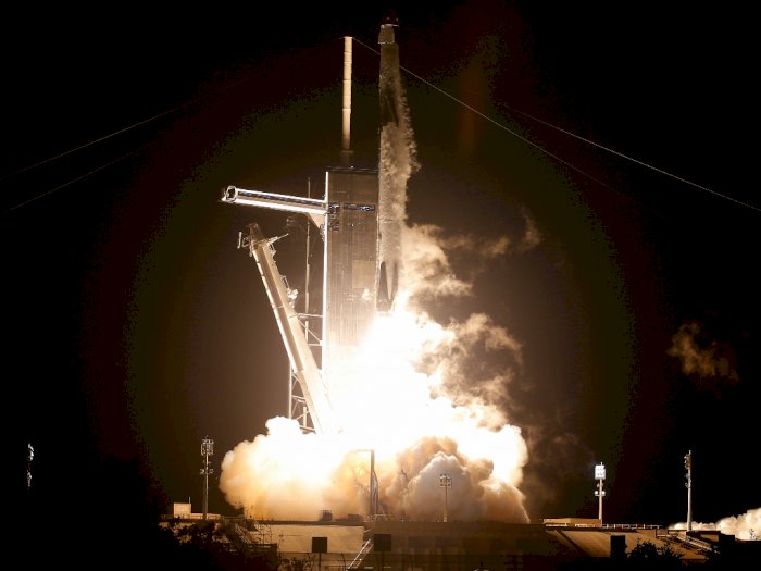 SpaceX Sukses Luncurkan 4 Orang ke Luar Angkasa dengan Roket Falcon 9!