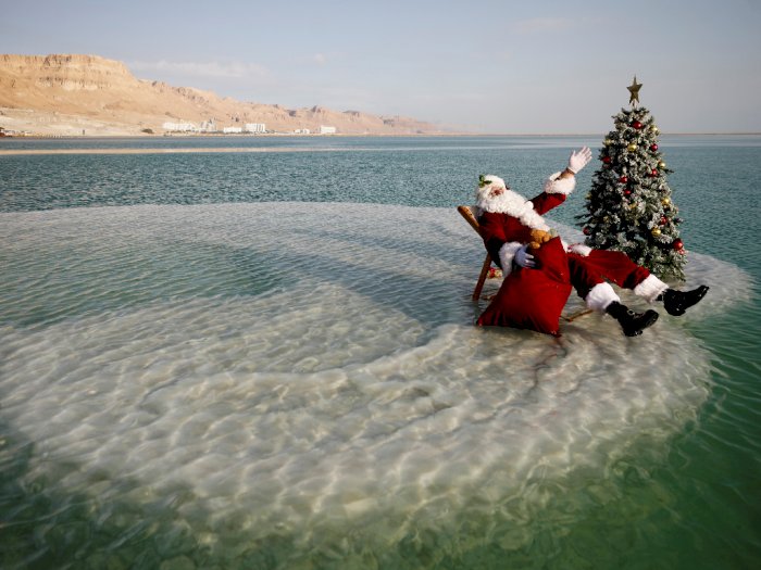 FOTO: Santa Membawa Kebahagiaan di Laut Mati