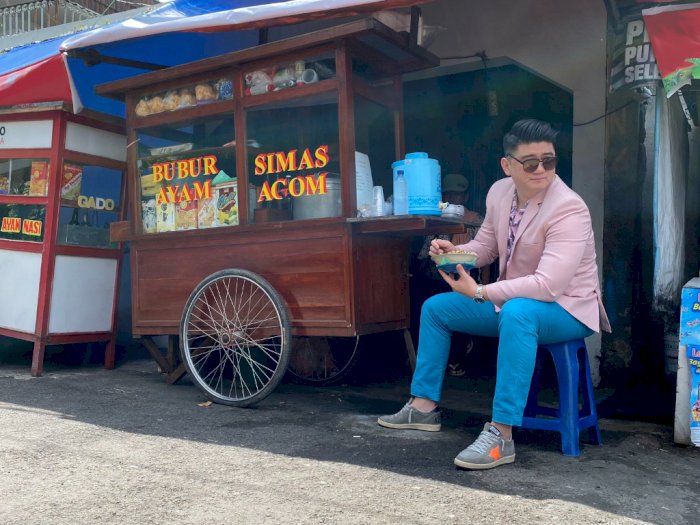 Chef Arnold Makan Bubur Ayam di Pinggir Jalan, Outfitnya Bikin Netizen Salfok