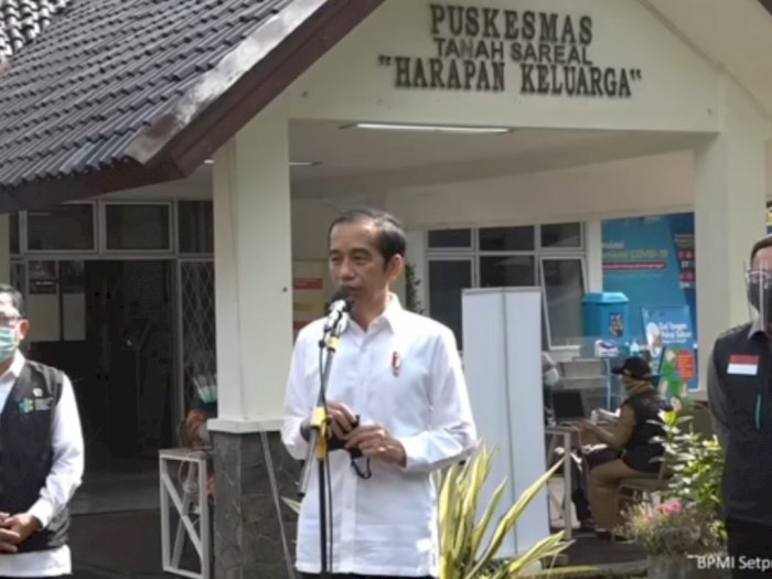 Presiden Jokowi Tinjau Simulasi Imunisasi COVID-19 di Bogor