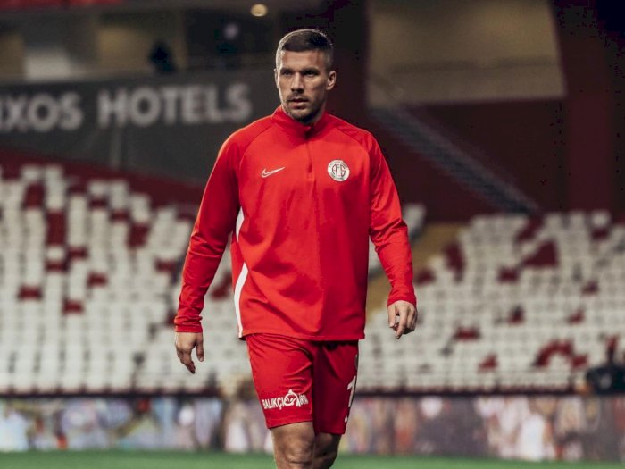 Banting Setir, Lukas Podolski Siap Main Hoki Es di Klub Lokal Jerman