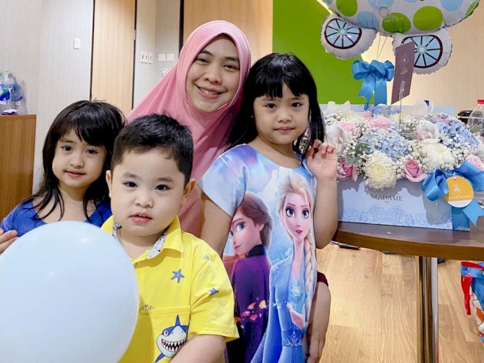 Posting Foto Bareng Anak di Rumah Sakit, Mata Sembab Oki Setiana Dewi Jadi Sorotan