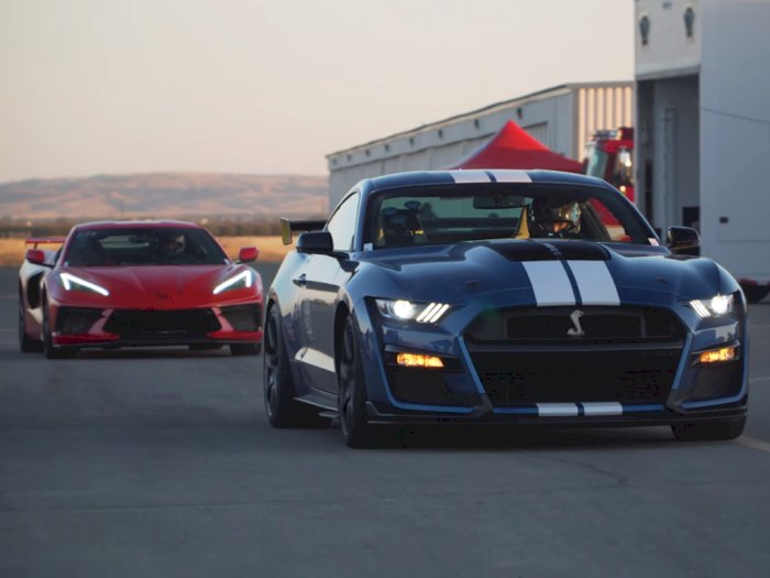 Melihat Pertandingan Antara Mobil Mustang Shelby GT500 dan Corvette C8