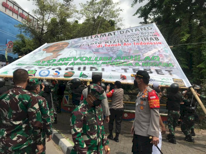 Lagi, TNI-Polri Turunkan Baliho Ucapan 'Revolusi' HRS