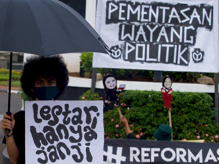 FOTO: Aksi Pementasan Wayang Politik