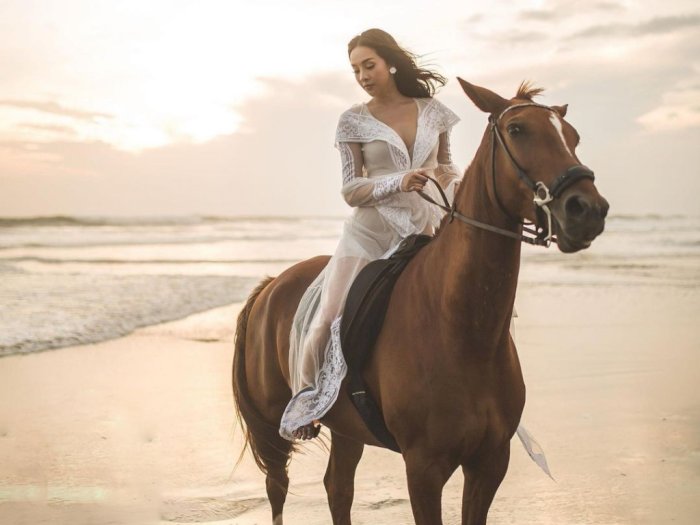 Anya Geraldine Pamer Foto Berkuda Pakai Gaun Transparan, Netizen Berebut Pengen Jadi Kuda