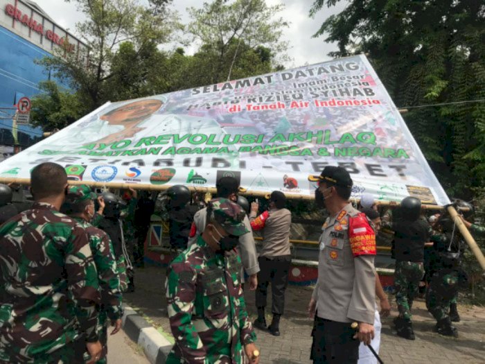 Apresiasi TNI, IPW: Satpol PP-Polri Nggak Berani Cabut Baliho Habib Rizieq