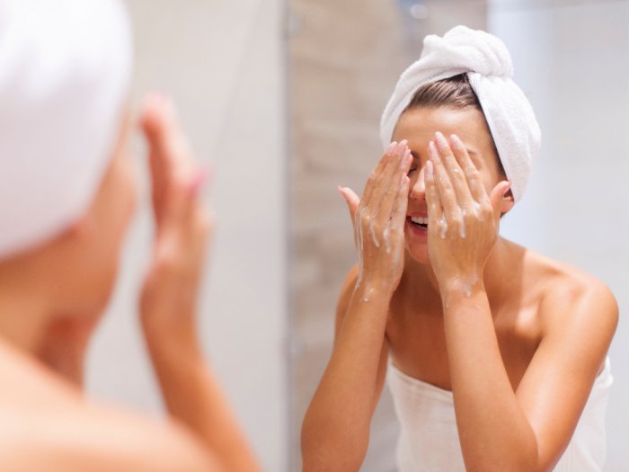 Tips Mencuci Wajah Berdasarkan Jenis Kulit yang Harus Diingat