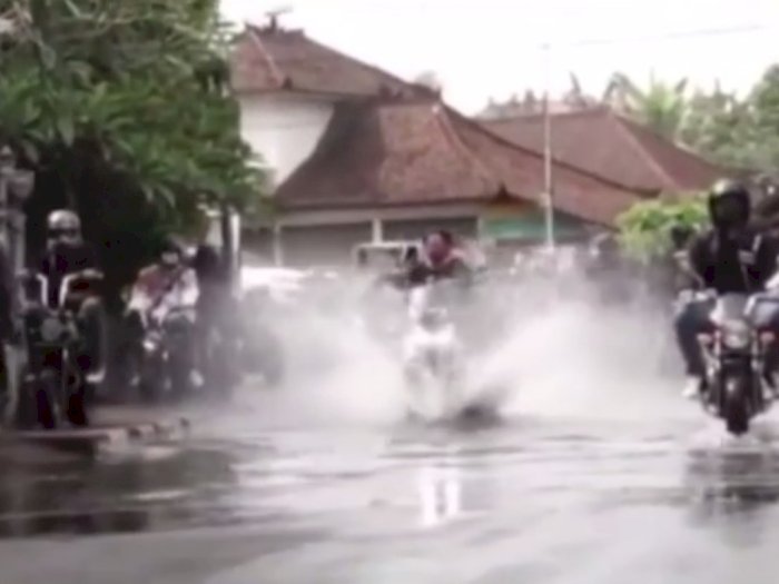Emak-emak Ini 'Siram' Air ke Klub Motor yang Berkendara di Trotoar, Didukung Netizen