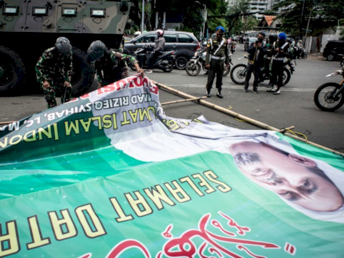 FPI Duga TNI Mencopot Baliho Rizieq Shihab Atas Perintah Jokowi: Untuk Menakut-nakuti 