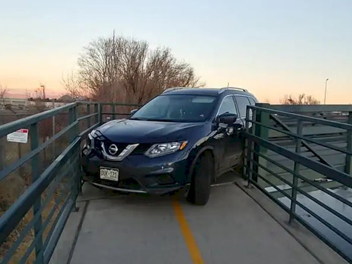 Tidak Ada yang Tahu Kenapa Mobil Ini Terjebak di Jembatan Penyeberangan Khusus Sepeda