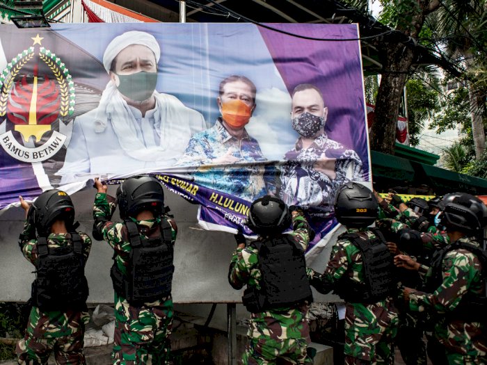Fadli Zon Nyinyir TNI 'Offside' Copot Baliho, Disambut Polisi Cabut Spanduk Provokasi 