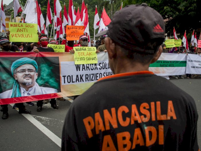 Usai Diamankan Warga, Pemasang Spanduk Tolak Habib Rizieq di Medan Diserahkan ke Polisi