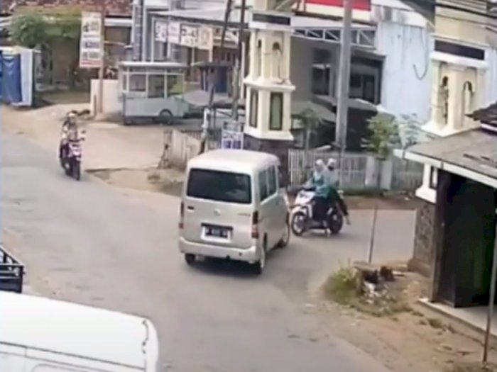 Detik-detik Mobil Belok Tabrak Motor yang Mau Nyebrang, Netizen Bingung Siapa yang Salah