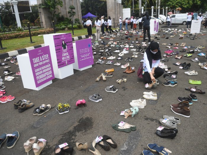 FOTO: Instalasi Sepatu Dukung RUU Penghapusan Kekerasan Seksual