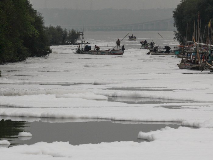 FOTO: Sungai Diselimuti Busa Putih di Surabaya