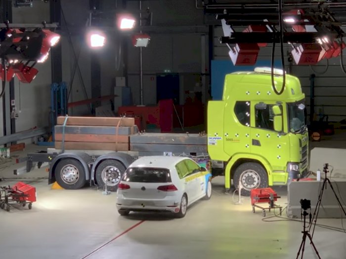 Melihat Scania Korbankan Mobil VW Golf Demi Uji Coba Kendaraan Listrik