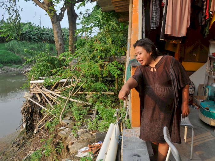FOTO: Rumah Amblas di Bantaran Kali Bekasi