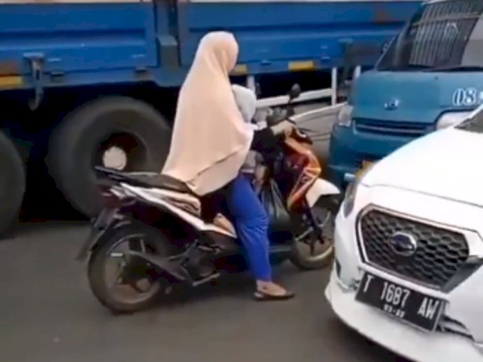 Video Emak-Emak Lawan Arah di Tengah Jalan Tak Pakai Helm Sendirian, Ditegur Malah Marah