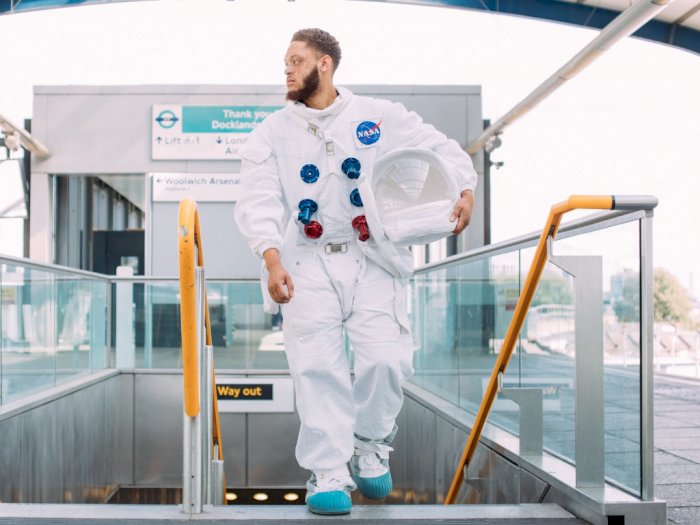 Mengapa Astronot Mengenakan Pakaian Berwarna Putih Saat ke Luar Angkasa?