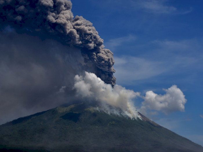 FOTO: Erupsi Gunung Api Ili Lewotolok di Lembata
