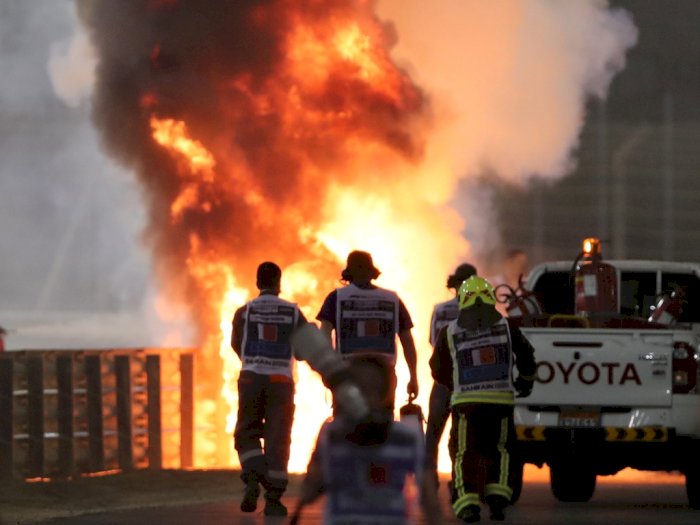 Detik-Detik Mobil F1 Romain Grosjean Alami Kecelakaan Hingga Terbakar Hebat