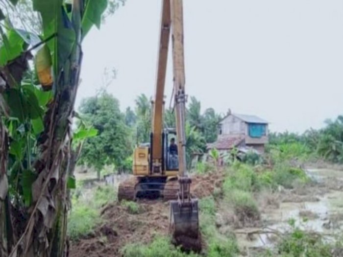 Jebol Akibat Banjir, Tanggul Sungai Padang di Tebing Tinggi Akhirnya Dilakukan Perbaikan