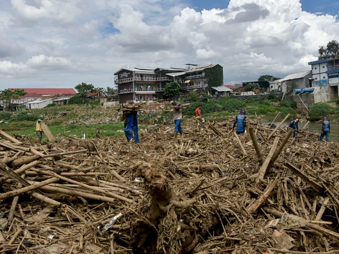 FOTO: Pembersihan Sampah Kali Bekasi Antisipasi Banjir