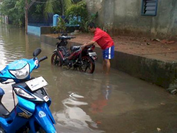 Ada-ada Saja, Kampung Dilanda Banjir, Warga di Asahan Malah Mencuci Motor