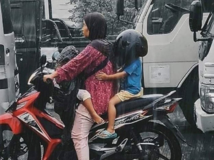 Ibu Rela Hujan-hujanan Tak Pakai Helm Demi Anak, Netizen: Malaikat Tak Bersayap