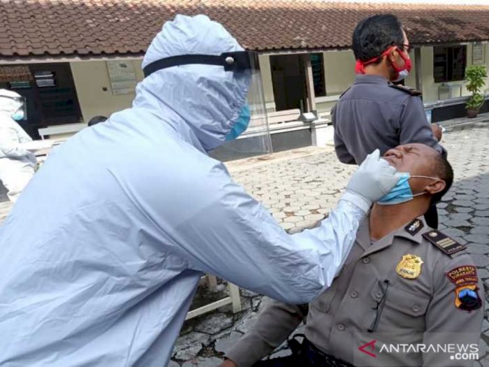 Demi Pilkada Surakarta yang Aman Damai dan Sejuk, Ratusan Polisi Lakukan Tes Rapid Swab 