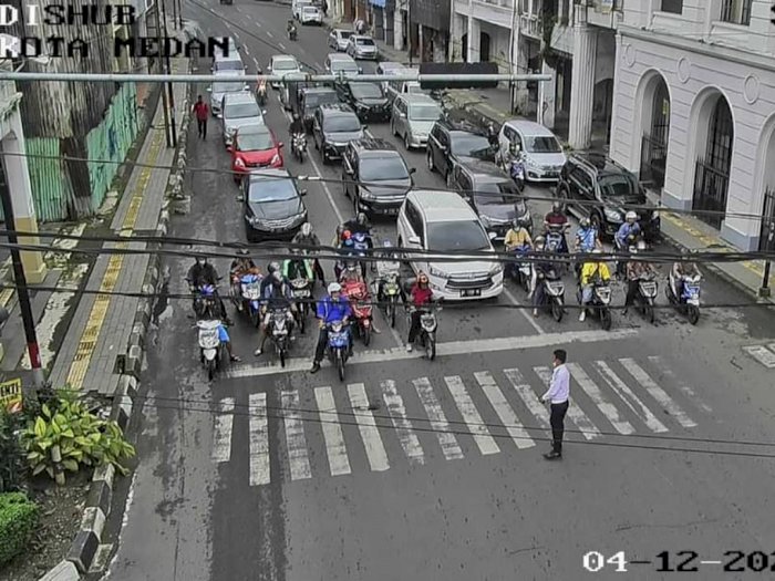 FOTO: Momen Seluruh Traffic Light di Medan Dimerahkan saat Doa Bersama