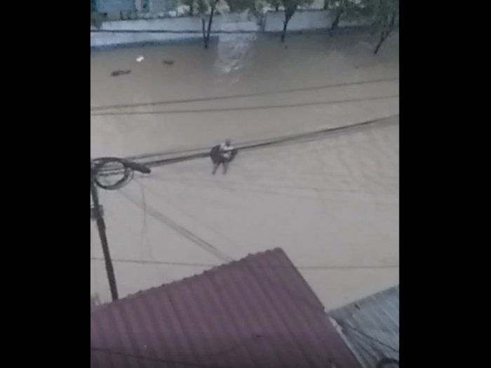 Video Seorang Pria Tua Asik Bermain Ban saat Banjir Medan, Warga: Wak Santuy Kali Wak