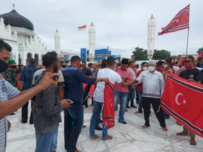 Foto-foto & Video Bendera Bulan Bintang Berkibar Saat Ultah GAM ke-44, Dijaga Pasukan TNI