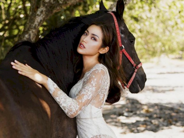 Jessica Iskandar Pamer Foto Peluk Kuda Pakai Gaun Transparan, Netizen: Pikiranku Piknik