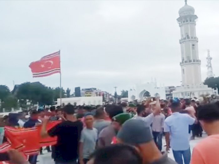 Peringati Milad ke-44 GAM, Massa Kibarkan Bendera Bulan Bintang Aceh Dikawal Pasukan TNI 