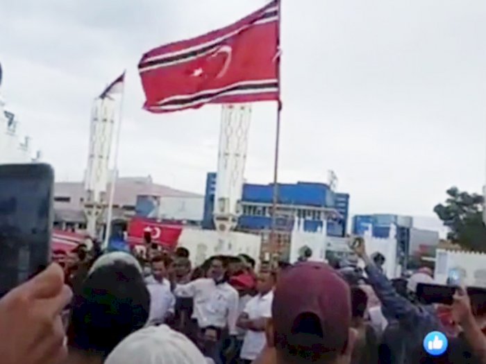BREAKINGNEWS: Massa Kibarkan Bendera Bulan Bintang di Halaman Masjid Baiturrahman Aceh