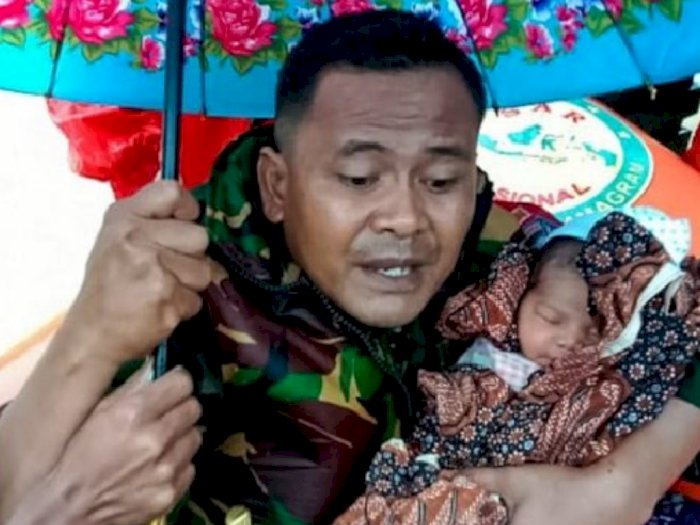 TNI Utamakan Lansia, Anak-anak dan Ibu-ibu saat Evakuasi Banjir di Aceh Timur